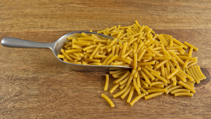 pâtes macaroni crues en gros plan