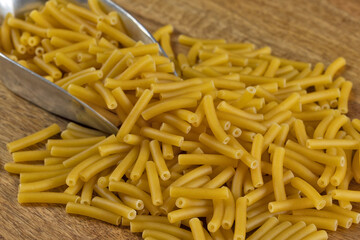 pâtes macaroni crues en gros plan