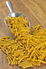 pâtes macaroni crues en gros plan