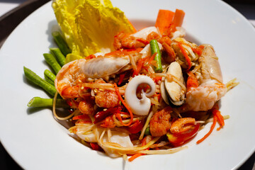 Spicy papaya salad with seafood