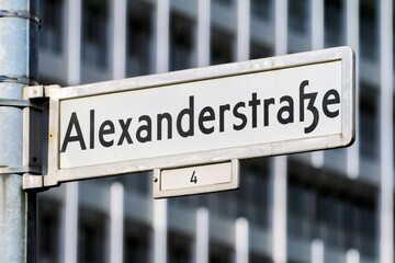 Straßenschild Alexanderstraße am Alexanderplatz in Berlin Mitte