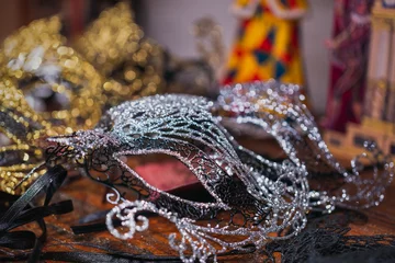 Foto op Canvas Authentic silver black Venetian carnival masks on the store counter in Venice, Italy. Masquerade concept, fun holiday, vintage Venetian elegant masks. Selective focus, macro photography, dark key © Александр Бочкала