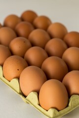 Huevos marrones en caja de dos docenas