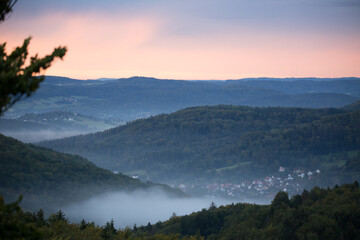 Sonnenuntergang Hügellandschaft mit Nebel 