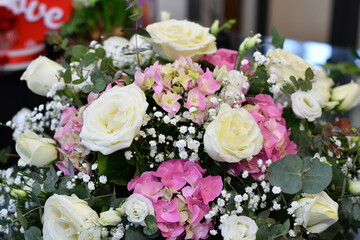 Composizione floreale rose e ortense