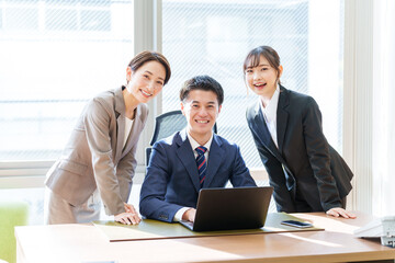 オフィスでパソコンを使うビジネスパーソン