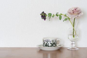 北欧のビンテージの食器と花