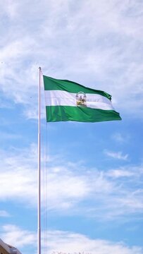 Bandera de Andaluc&iacute;a ondeando al viento en un mastil el d&iacute;a de Andaluc&iacute;a en Espa&ntilde;a