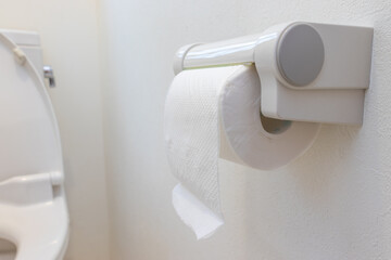 壁に備え付けられたトイレットペーパー