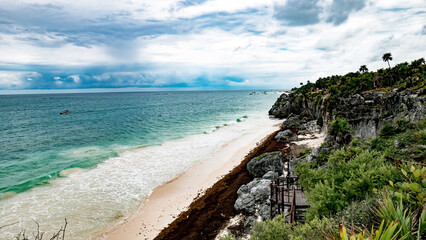 Vista desde el acantilado del mar caribe y la playa de Tulum con presencia de mucho sargazo en la...
