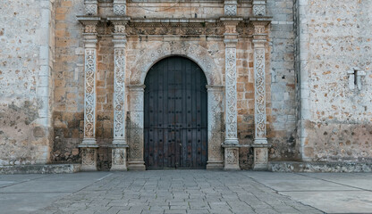 Fototapeta premium Puerta cerrada de la catedral de Valladolid, México
