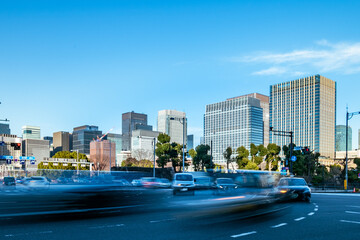 東京皇居外苑の大きな交差点を行き交う車とオフィスビル群の風景