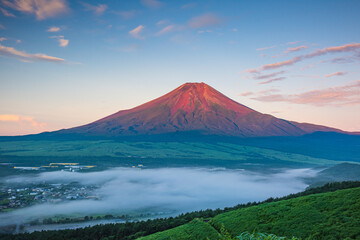 忍野村から富士山と雲海 © 文明 金本