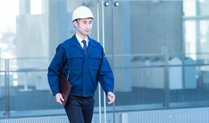 ヘルメットを被った日本人男性