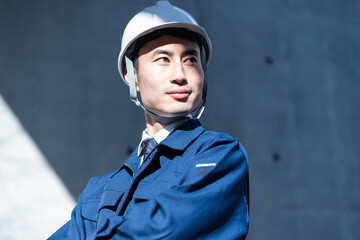 ヘルメットを被った日本人男性