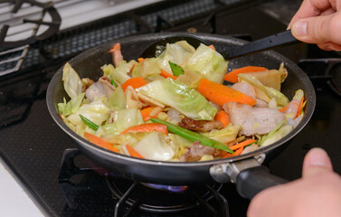 フライパンで炒める調理シーン