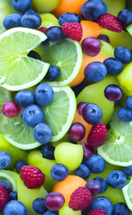 Beeren und Scheiben von Zitrusfrüchten. Lecker Obst!