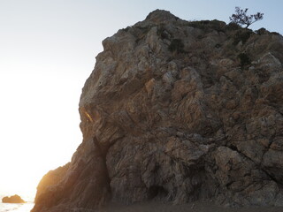 巨大な岩と夕焼けの空