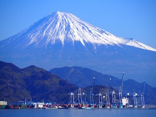 ＜静岡市清水＞清水港からみた興津ふ頭越しの富士山