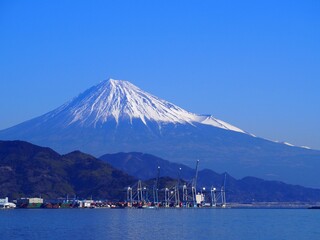 ＜静岡市清水＞清水港からみた興津ふ頭越しの富士山