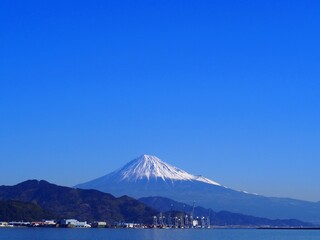 ＜静岡市清水＞清水港からみた興津ふ頭越しの富士山