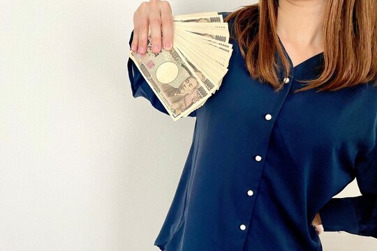 お金を仰ぐ女性　高収入の女の子