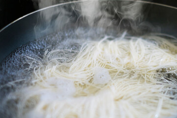 そうめんを茹でる