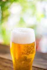 タンブラーグラスにビールを注ぐ