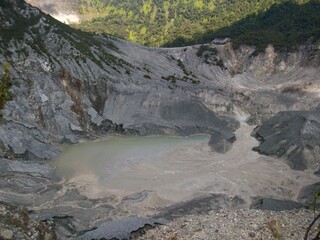Kawah Ratu Gunung Tangkuban Perahu