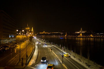 Fototapeta na wymiar Budapest, the invites you to take a stroll at night