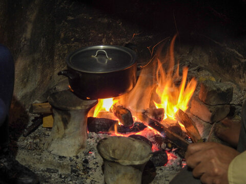 Olla hirviendo papas reci&eacute;n cosechadas sobre fogata de le&ntilde;a tradicional en Cumbal, Colombia