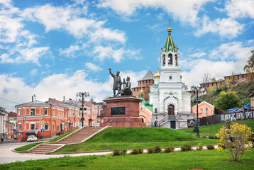 Fototapeta na wymiar Monument to Minin and Pozharsky and Baptist Church, Nizhny Novgorod