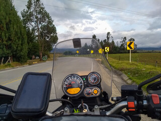 Curva en la montaña vista desde la motocicleta 