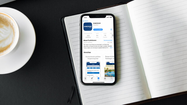 Mobile phone with Check24 App Store screen