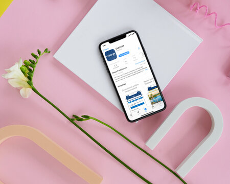 Mobile phone with Check24 App Store screen