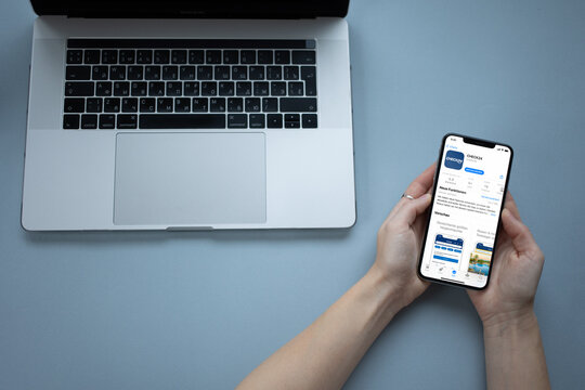 Mobile phone with Check24 App Store screen
