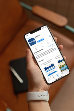 Mobile phone with Check24 App Store screen