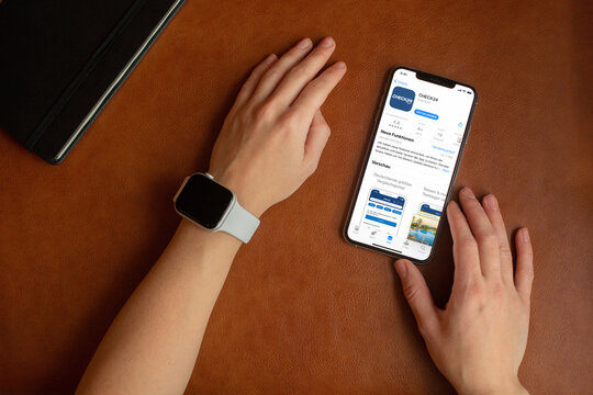 Mobile phone with Check24 App Store screen