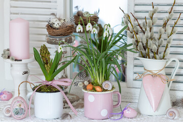 florales Frühlings-Arrangement mit Schneeglöckchen, Hyazinthe und Weidenkätzchen in vintage...