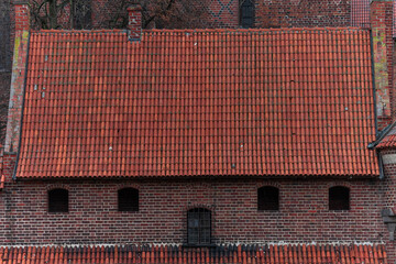 Budynek zamku z czerwonej cegły