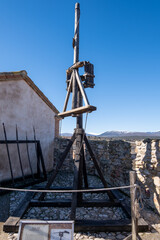 Arma primitiva musulmana llamada Lu'ab expuesta en el muro de un pueblo de Castilla para defender...
