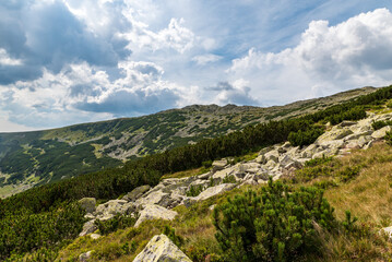 Fototapeta na wymiar Beautiful Retezat mountains in Romania - view above Zanoaga lake during summer afternoon