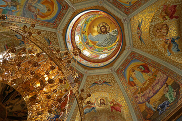 Fototapeta na wymiar interior decoration of the cathedral in the Pochaev Lavra