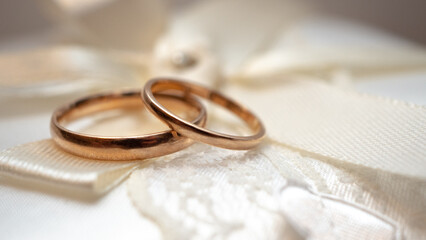 wedding rings on the pillow