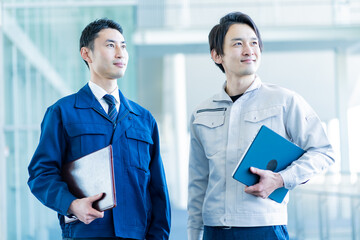 作業着を着た日本人男性