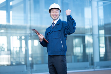 作業着を着た日本人男性