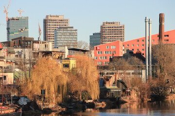 Fototapeta na wymiar Berliner Kontraste; Blick über das Holzmarktquartier an der Spree auf die neue Stadtkrone der Eastside
