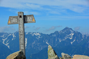 剣岳を背景に唐松岳山頂の標識