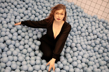 Schöne Erotische Frau im Schwarzem Kleid Studio in Berlin