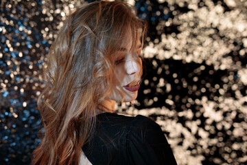 Schöne Erotische Frau im Schwarzem Kleid Studio in Berlin